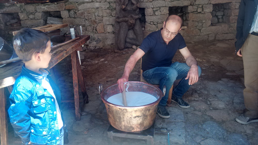 la lavorazione del fiore sardo a Gavoi