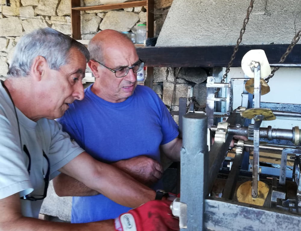 Pietro Pira e Salvatore Buttu durante i lavori di restauro